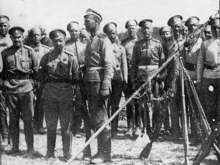 Капитан Александр Кутепов с офицерами и солдатами лейб-гвардии Преображенского полка