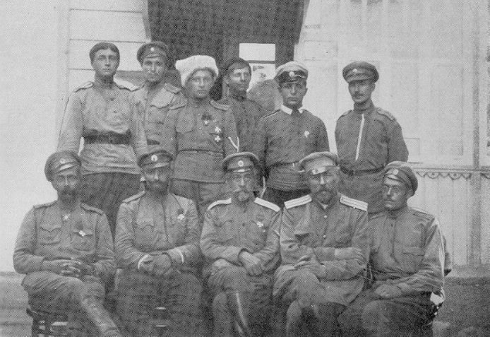 Штаб 1-й дивизии. Сидят слева направо: полковник Третьяков, полковник Кутепов, генерал Казанович, полковник Гейденман