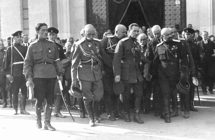 Похороны П. Н. Врангеля. В 1-м ряду крайний справа А. П. Кутепов. Брюссель, 1928 г.
