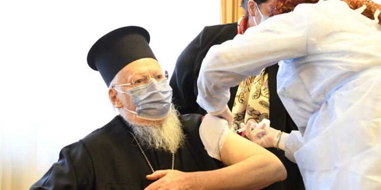 Патриарх Варфоломей сделал прививку от коронавируса
