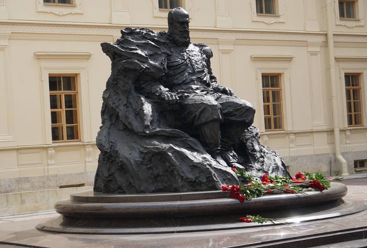 Памятник Императору Александру III в Гатчине