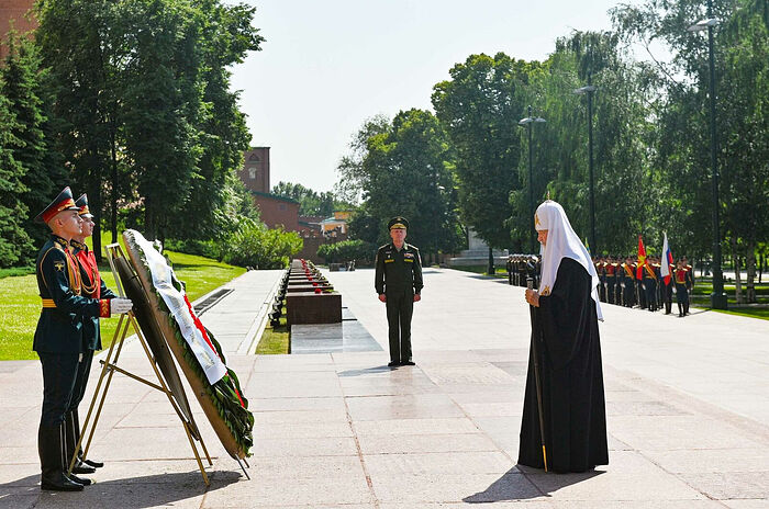 Святейший Патриарх Кирилл у могилы Неизвестного солдата