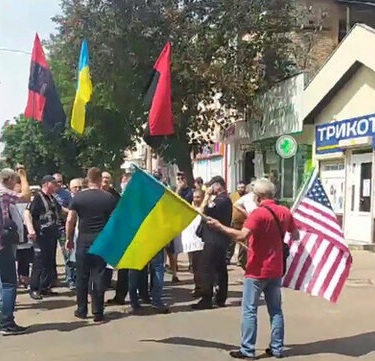 Украинские националисты напали на Крестный ход УПЦ