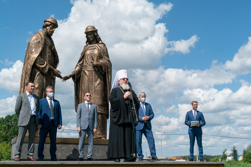 В Воронеже открыли самый высокий в Черноземье памятник святым Петру и Февронии