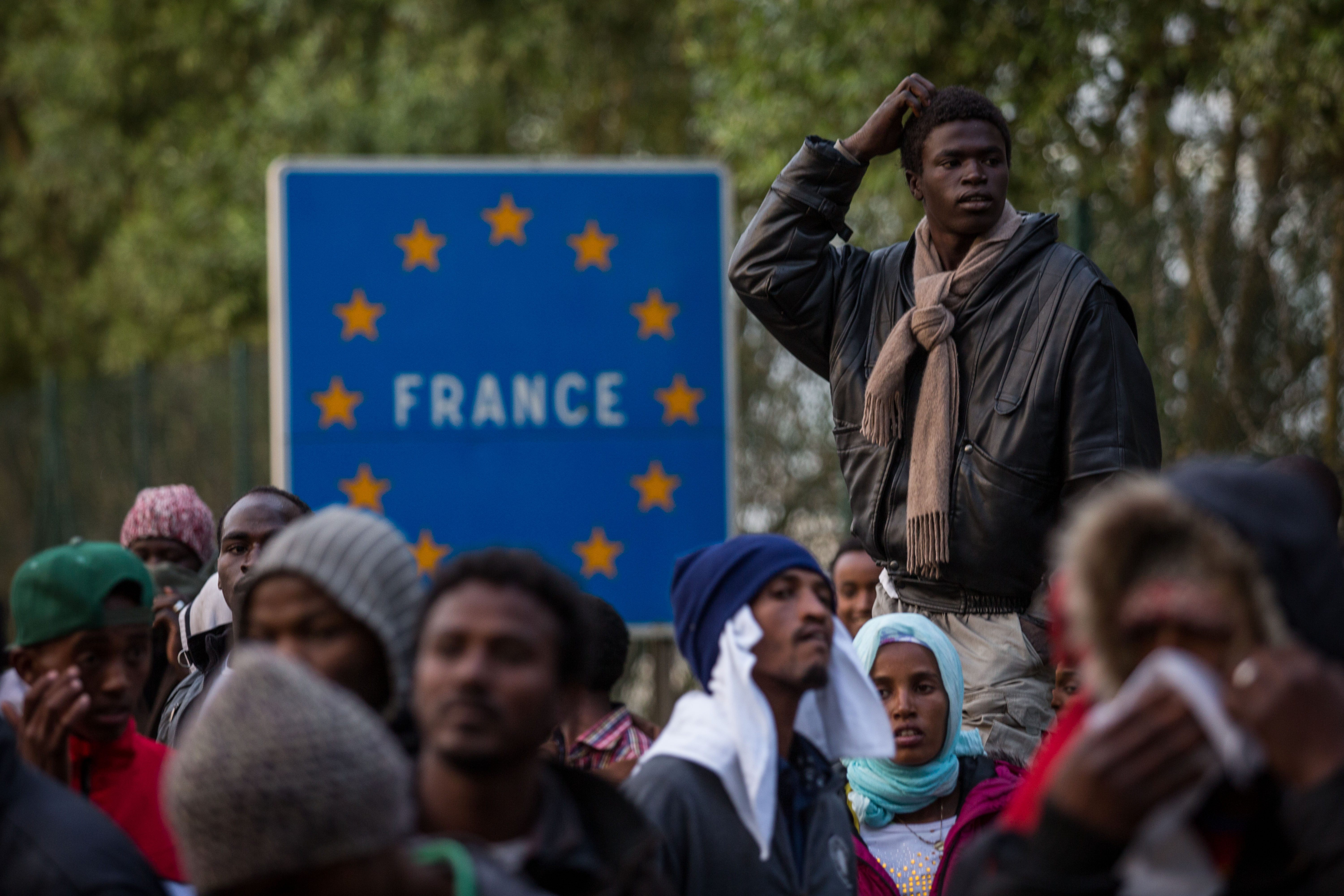 Негр француз. Франция иммигранты мусульмане. Мигранты мусульмане во Франции. Арабские эмигранты во Франции. Беженцы во Франции.