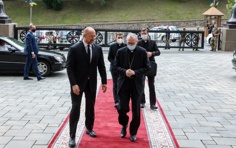 Госсекретарь Ватикана Пьетро Паролин и премьер Украины Денис Шмыгаль