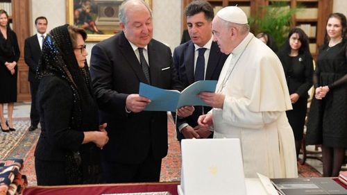 Президент Армении Армен Саркисян обсудил с папой Римским Франциском ситуацию в Нагорном Карабахе