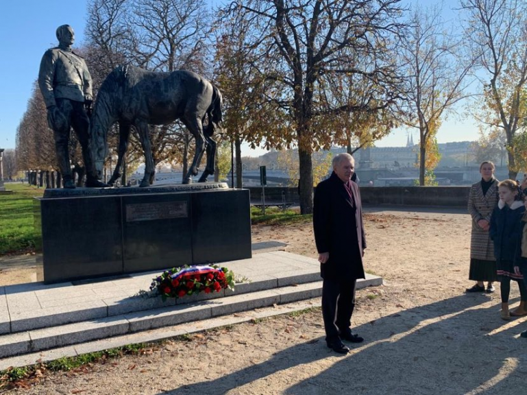 Посол России во Франции А.Ю. Мешков возложил цветы к памятнику русских солдат