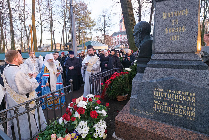 У могилы Ф.М. Достоевского в Санкт-Петербурге совершена лития по случаю 200-летия со дня рождения великого русского писателя