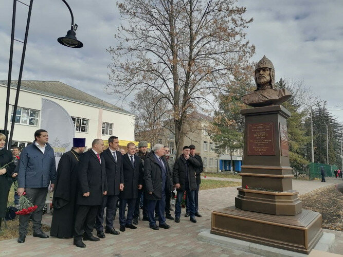 В Ессентуках торжественно открыли бюст святому князю Александру Невскому