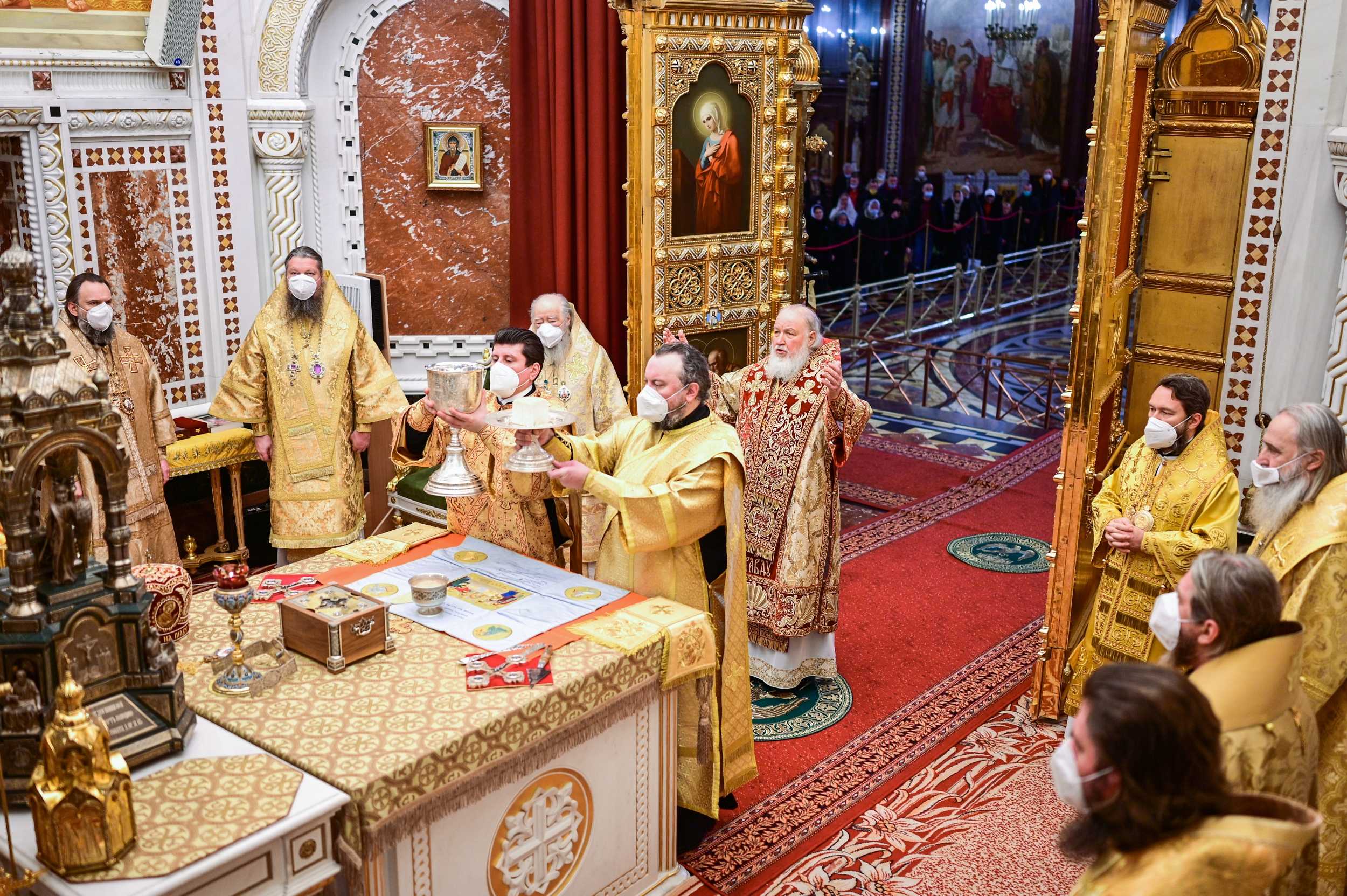 Патриарх Кирилл во время Литургии в Храме Христа Спасителя
