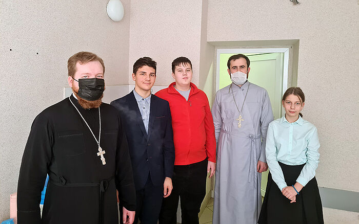 Священники навестили в больнице пострадавших в результате взрыва в православной гимназии в Серпухове