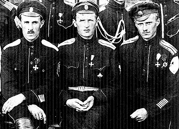 Полковник М. Н. Левитов (справа) с сослуживцами