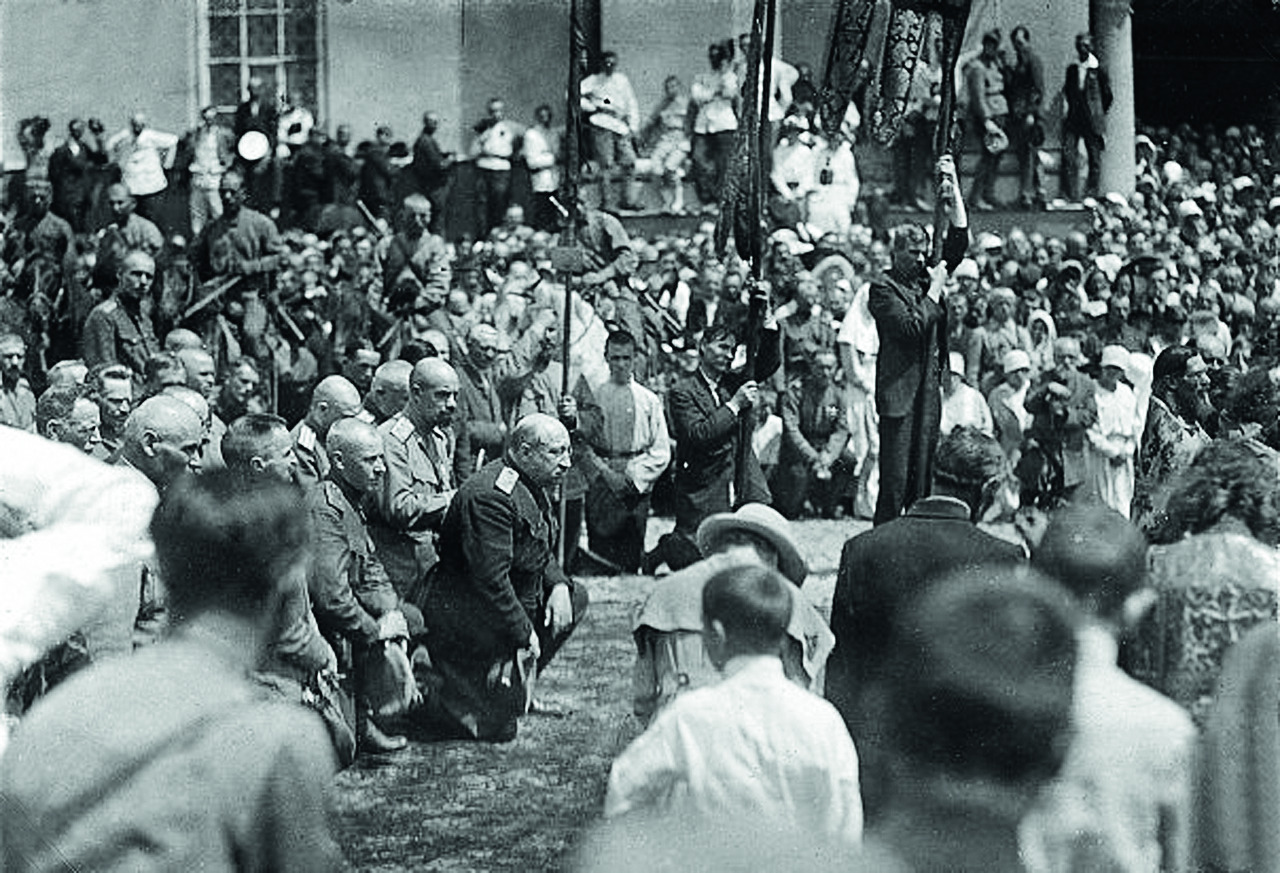Владимир Май-Маевский (в центре, коленопреклоненный) на панихиде по погибшим при взятии Харькова. Июнь 1919 года