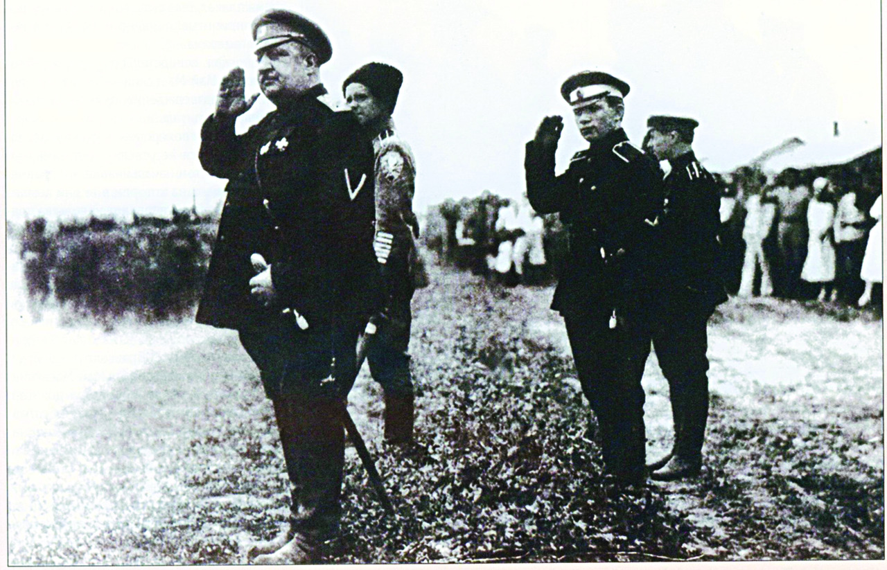 Владимир Май-Маевский и его адъютант (за его спиной) капитан Павел Макаров. 1919 год