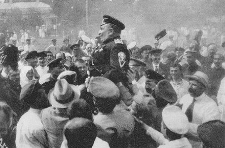 В освобожденной Малороссии. Жители Полтавы качают генерала Май-Маевского летом 1919-го