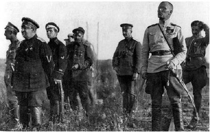 Генералы В.З. Май-Маевский и Н.С. Тимановский наблюдают за боем у станции Лиски. 1919 г. За Май-Маевским – П.В. Макаров, тот самый адъютант