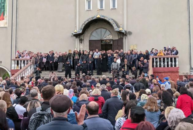 Украинские власти и раскольники пытаются захватить храм УПЦ