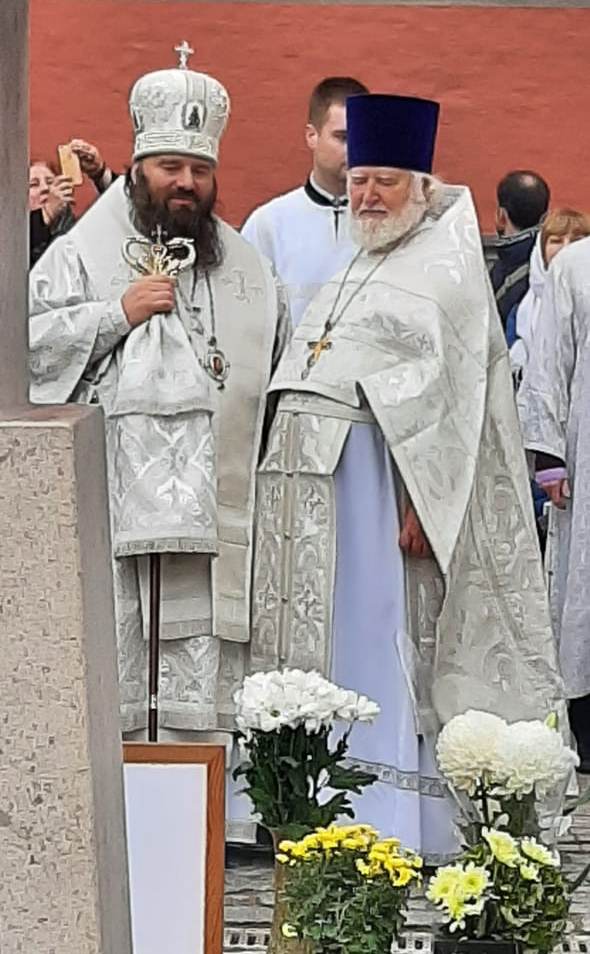Епископ Наро-Фоминский Парамон на могиле отца Димитрия Смирнова