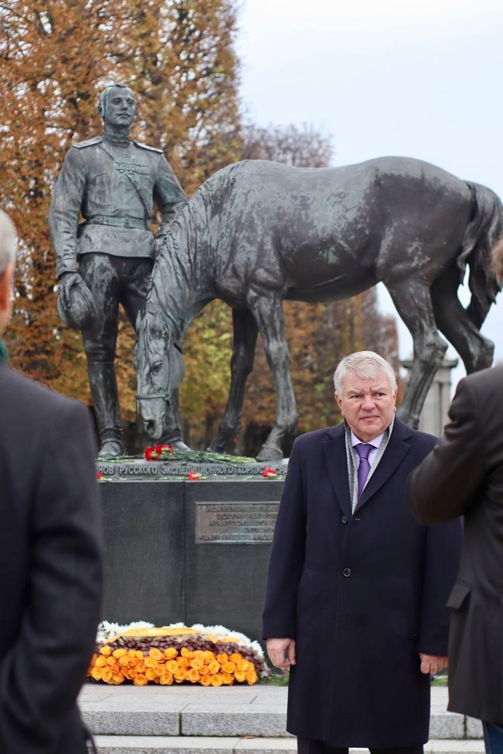 Посол России во Франции Алексей Мешков возложил венок к памятнику воинам Русского экспедиционного корпуса