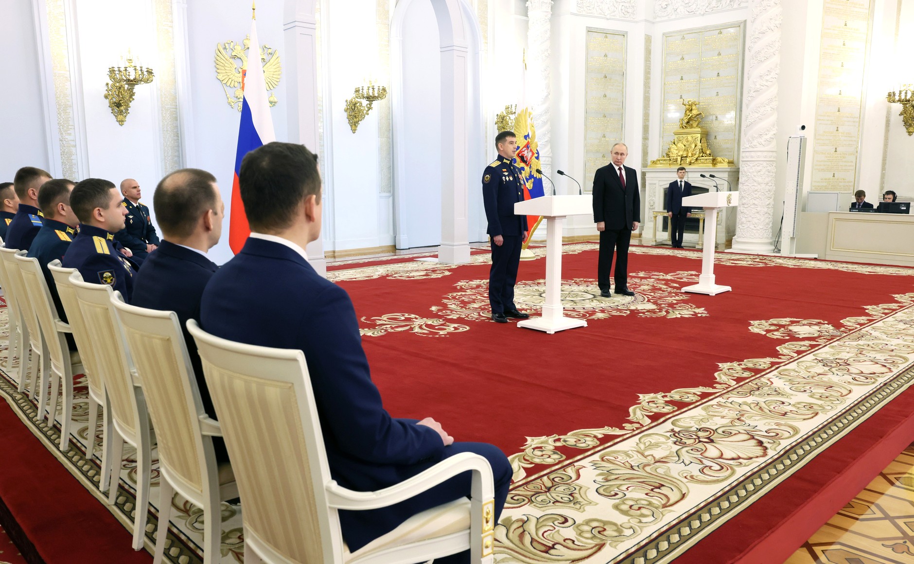 Президент России Владимир Путин вручил российским военным высшие награды
