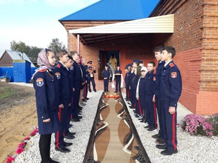 Воспитанники Бряндинской казачьей кадетской школы у входа в сельский храм