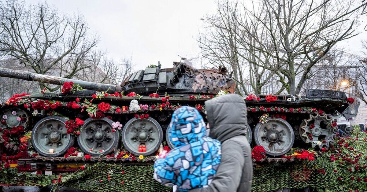 Жители Германии завалили цветами установленный в Берлине по инициативе украинских властей подбитый русский танк