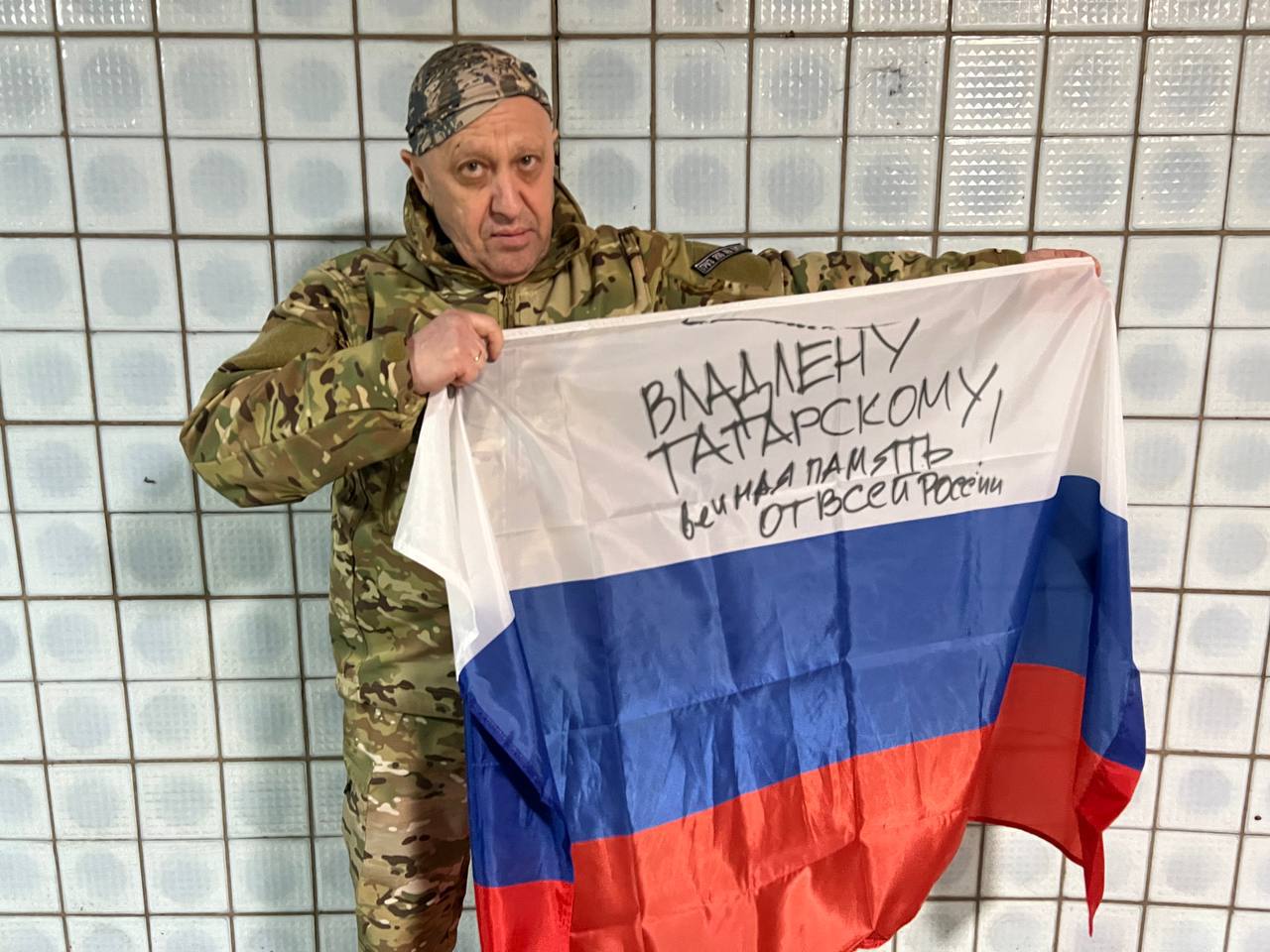 Евгений Пригожин с российским флагом, водружённым над Бахмутом