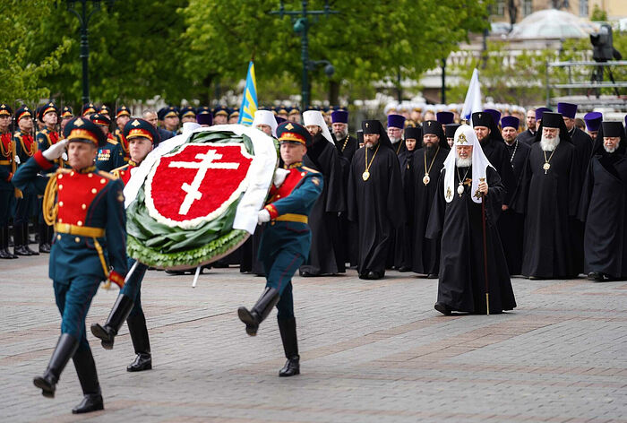Святейший Патриарх Кирилл возложил венок к могиле Неизвестного солдата