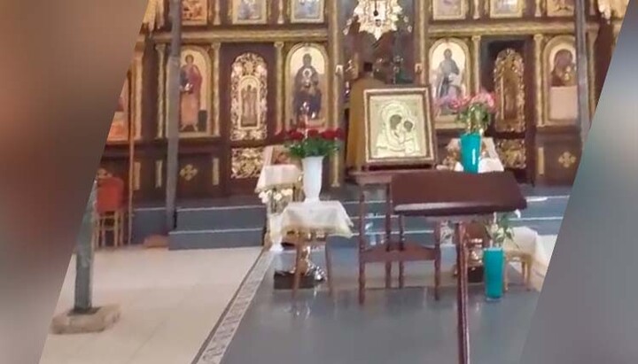 Пустой во время службы захваченный храм в честь Казанской иконы Божией Матери в городе Хмельницкий на западе Украины