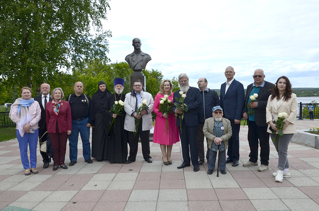 Торжественная церемония возложения цветов к памятнику Великому Князю Михаилу Александровичу
