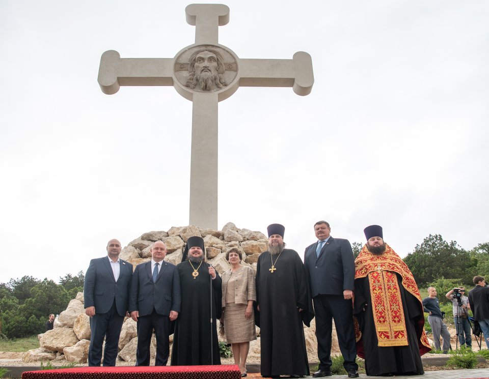 В Крыму освятили самый высокий Поклонный крест на горе Таврос в Балаклаве