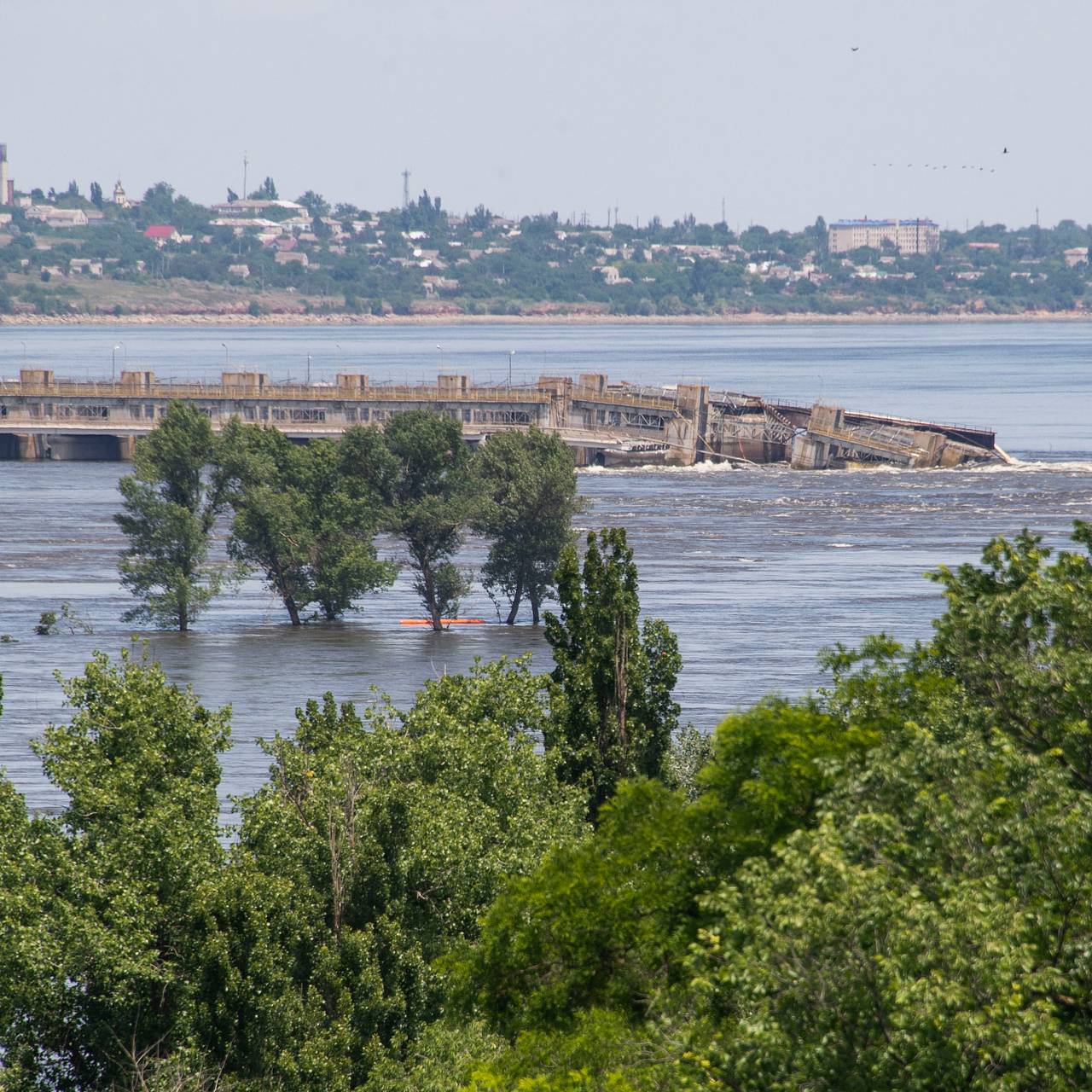 Разрушенная Каховская ГЭС