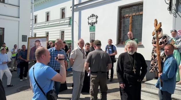 Верующие УПЦ защищают Киево-Печерскую лавру