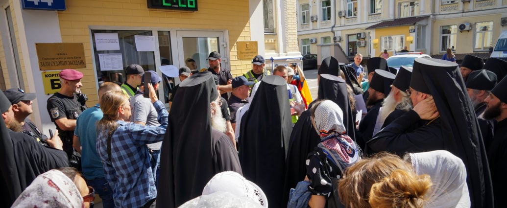 Монашествующие Киево-Печерской лавры прибыли в суд