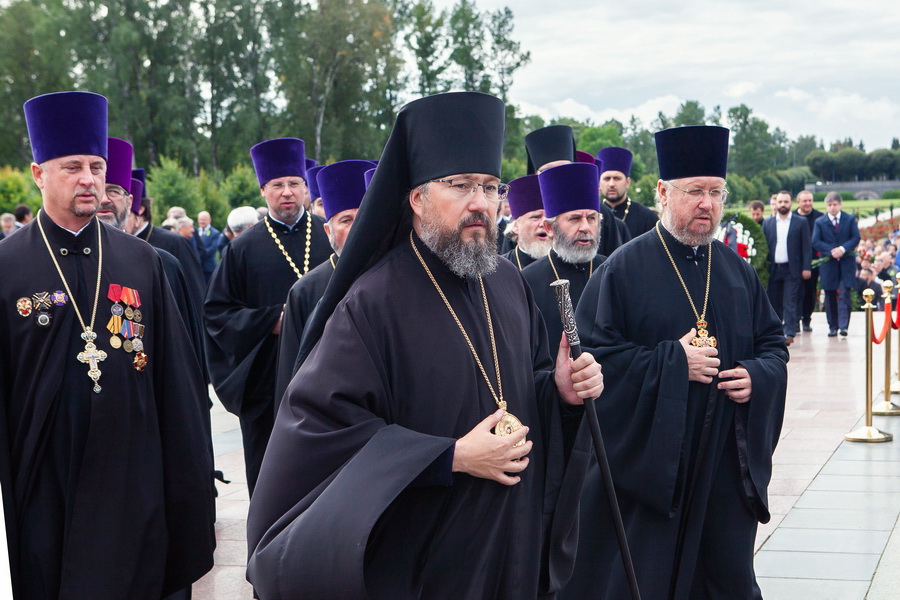 Духовенство Санкт-Петербурга на Пискаревском кладбище