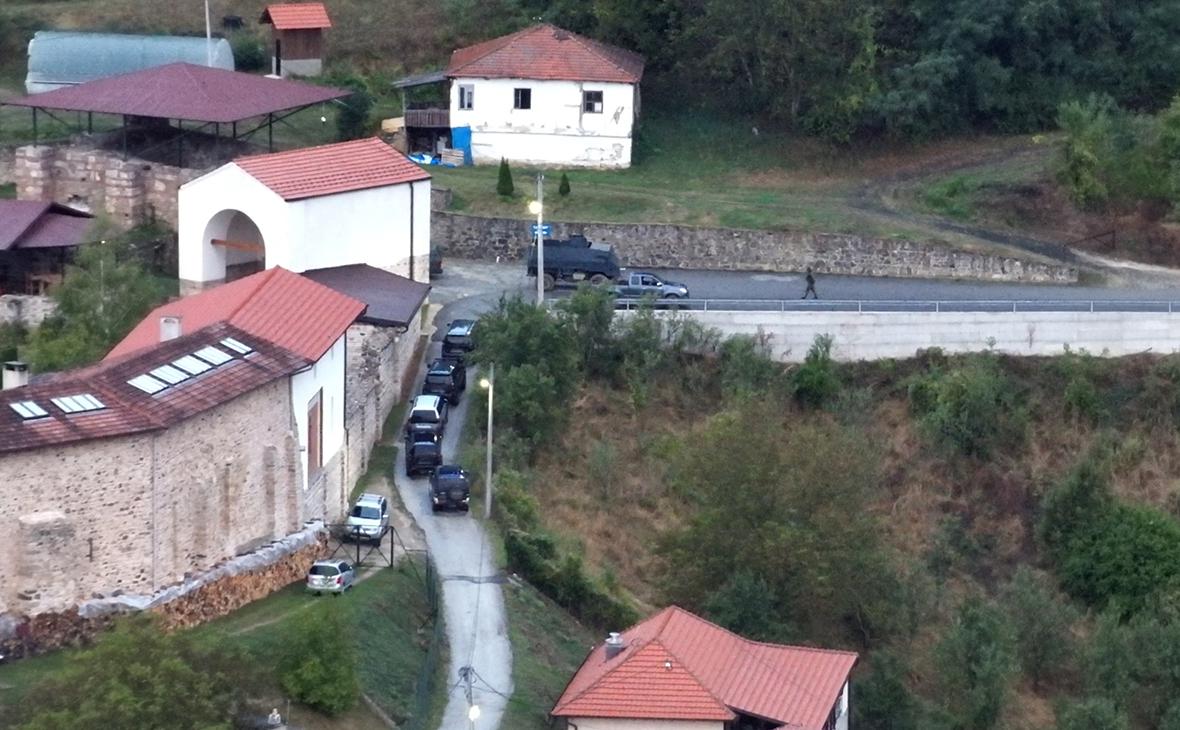 В Косово спецназ на бронетехнике ворвался в Баньский монастырь