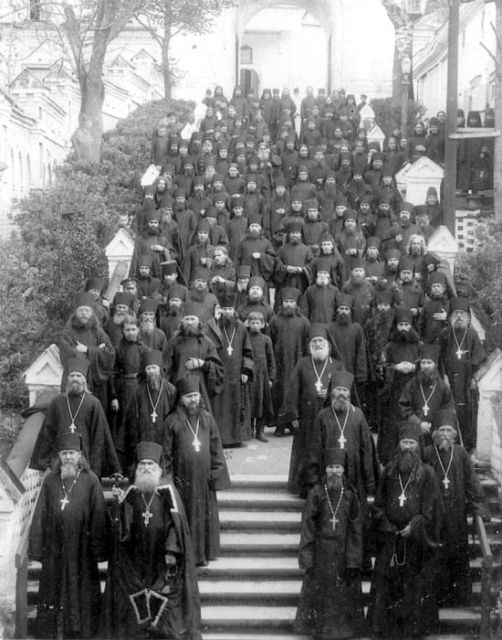 Братия Оптиной Пустыни во главе с архимандритом Ксенофонтом. 23 апреля 1910 года. Пятница Светлой седмицы. На снимке 131 человек