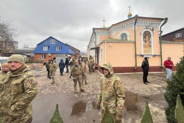 Украинские националисты силой захватили монастырь Рождества Пресвятой Богородицы в Черкассах