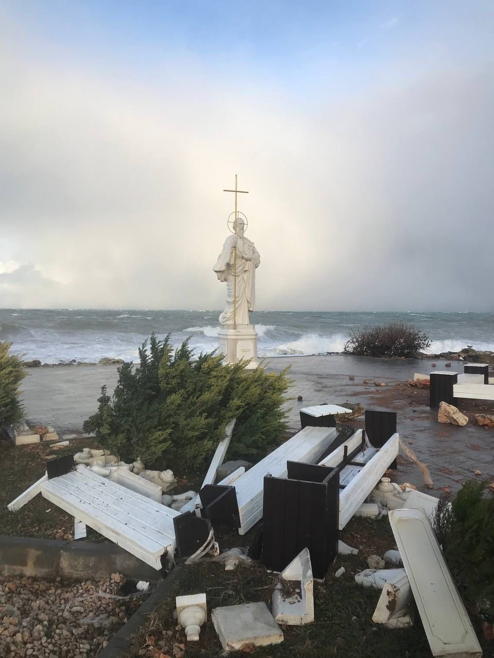 Во время сильнейшего шторма на Чёрном море, который обрушился на полуостров, памятник апостолу Андрею Первозванному остался невредим