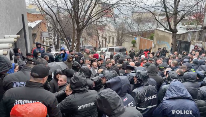 В Тбилиси десятки людей пришли с протестом к дому женщины, которая посмела осквернить в Троицком соборе икону святой