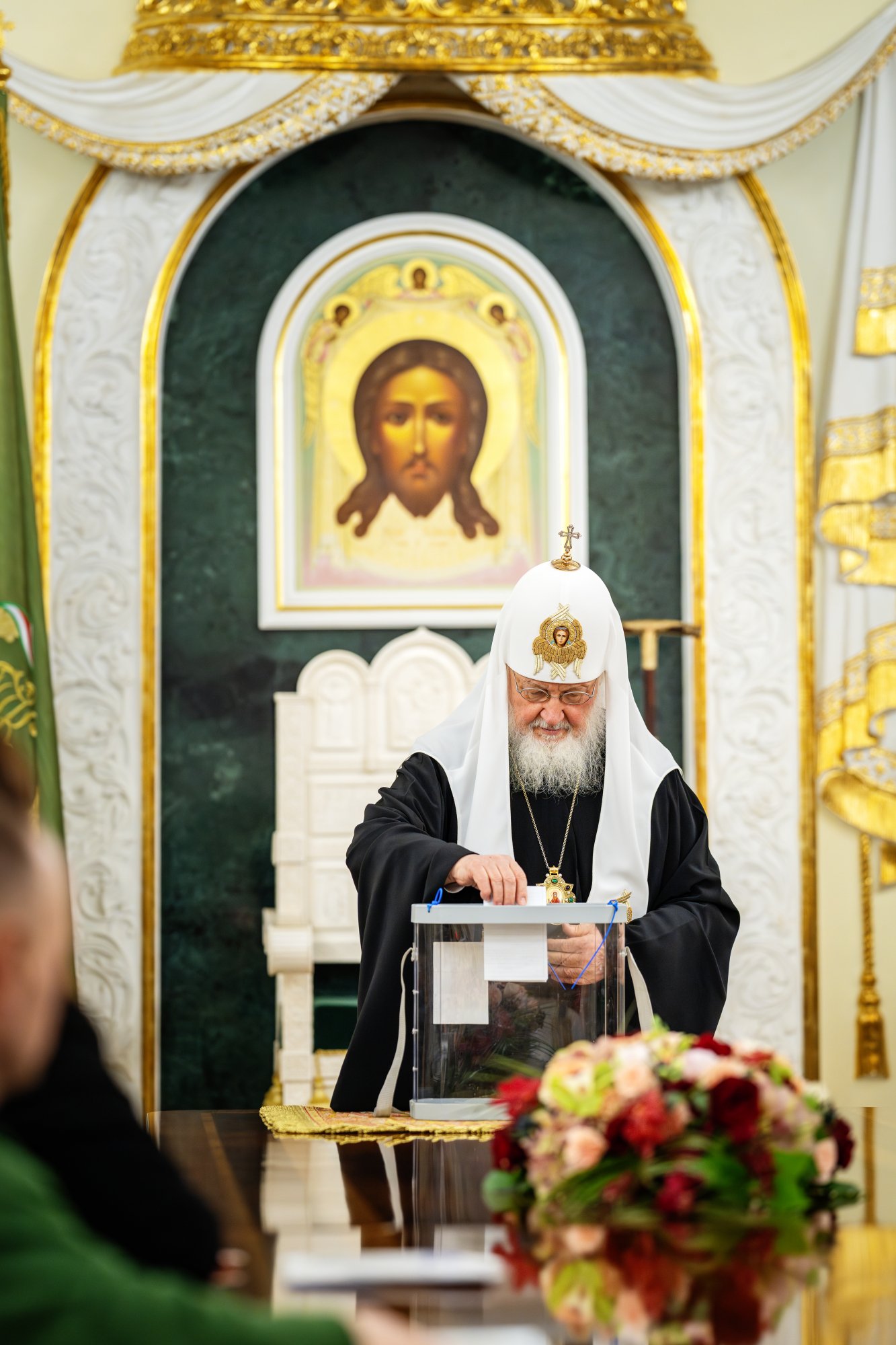 Святейший Патриарх Кирилл принимает участие в голосовании