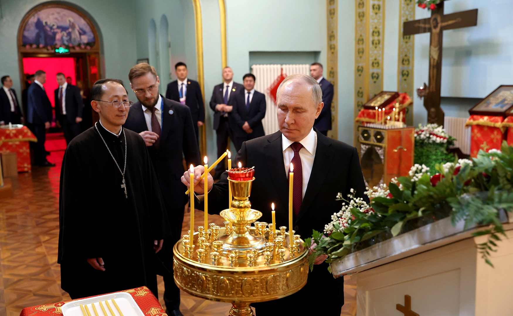 Владимир Путин поклонился православным святыням в единственном действующем на территории Китая православном храме