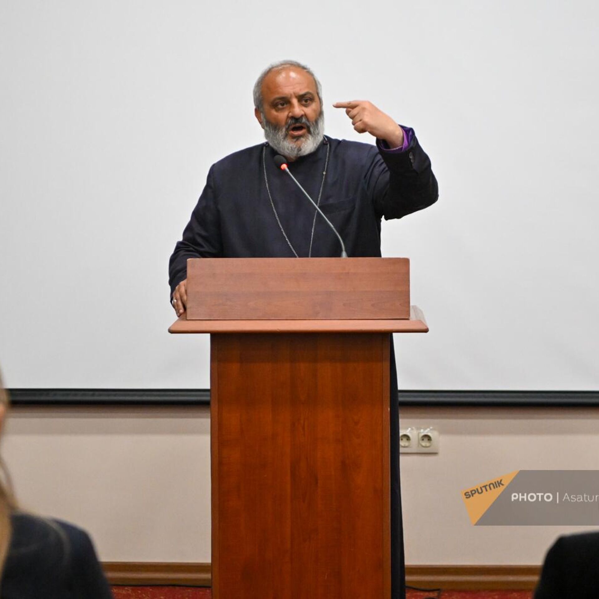 Архиепископ Армянской апостольской церкви Баграт Галстанян может возглавить Армению вместо Пашиняна