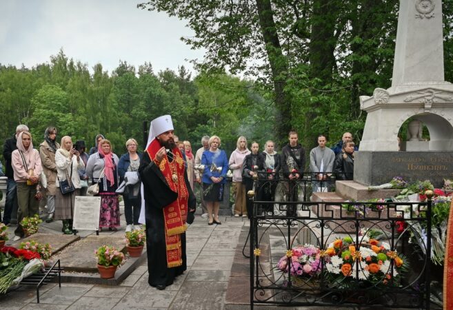 Митрополит Псковский Арсений совершил литию на могиле Александра Сергеевича Пушкина