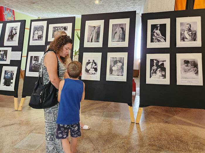 В Крыму открылась фотовыставка *Царская семья. Любовь и милосердие*