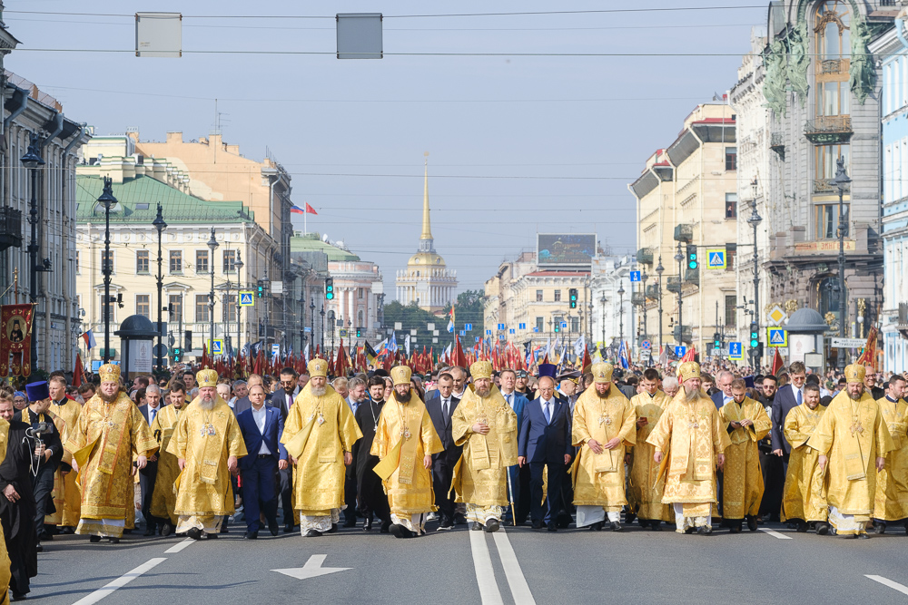 Крестный ход по Невскому проспекту