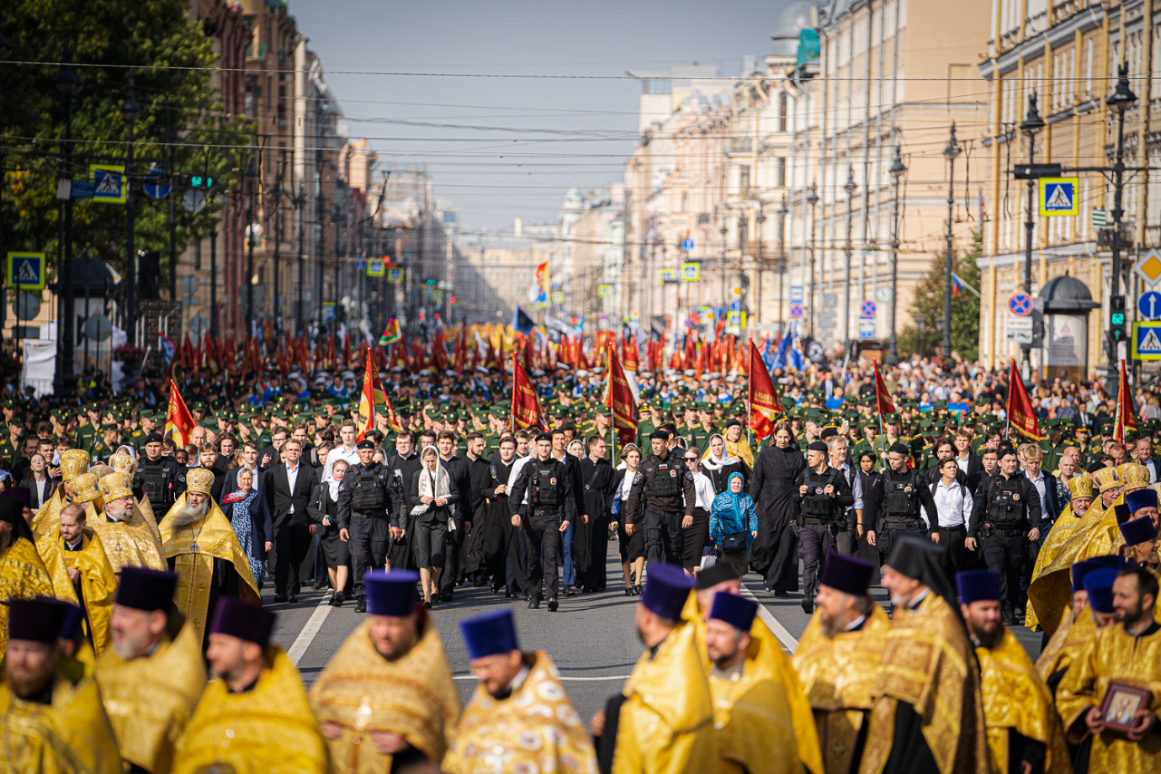 Крестный ход по Невскому проспекту