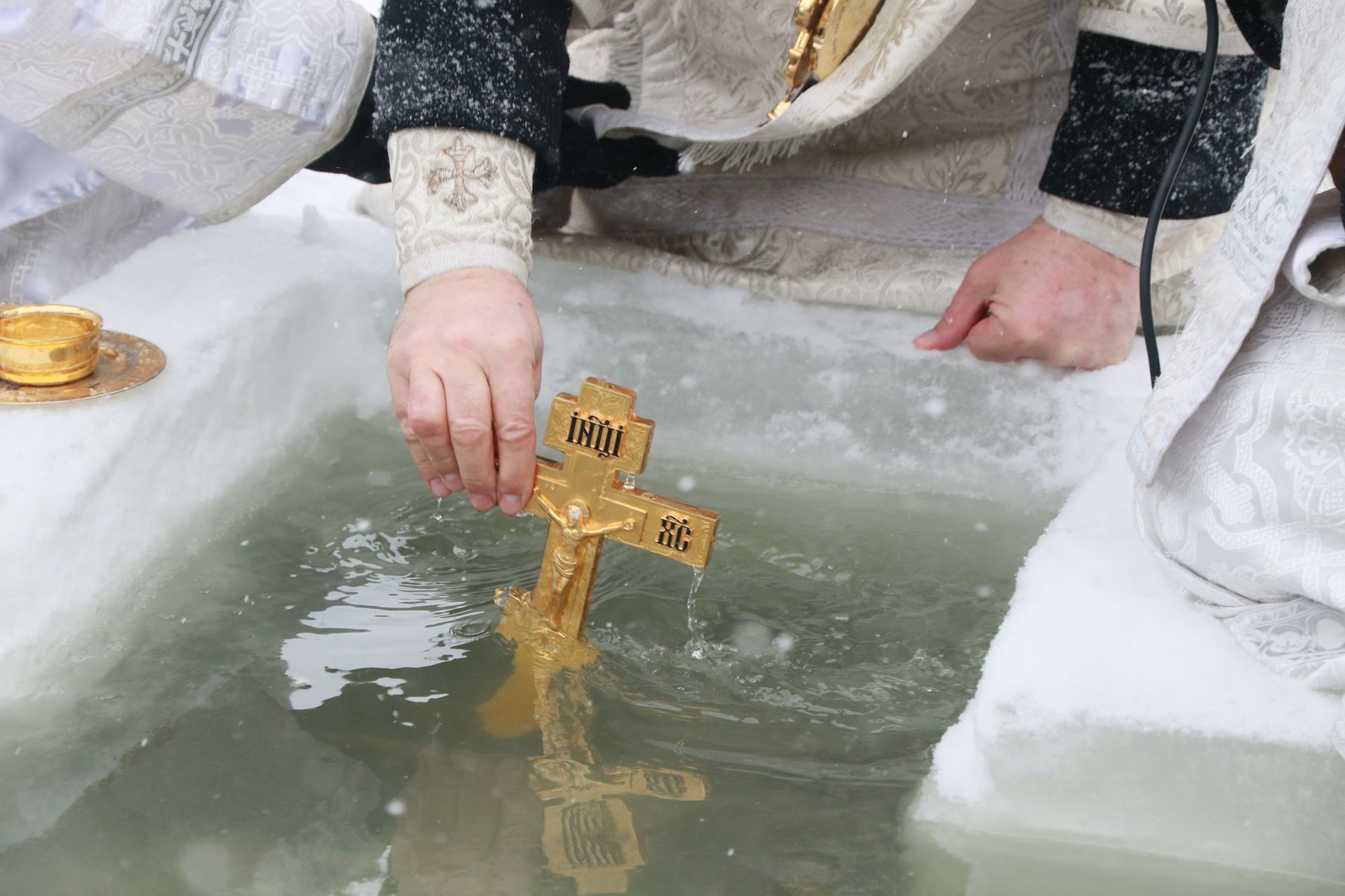 Освящение воды в проруби на Крещение