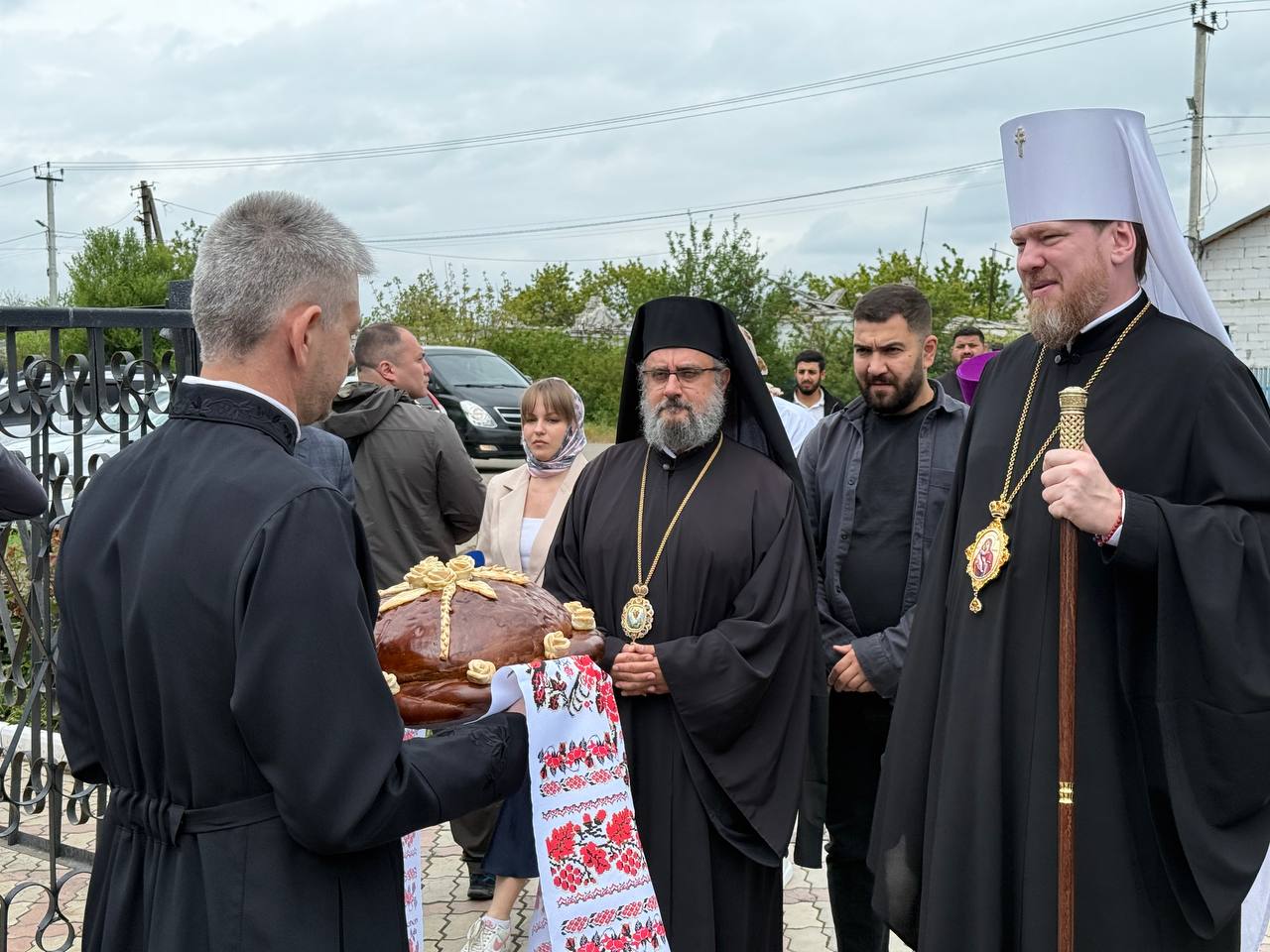 Епископ Сафитский Димитрий осмотрел возрождающиеся храмы Мариуполя